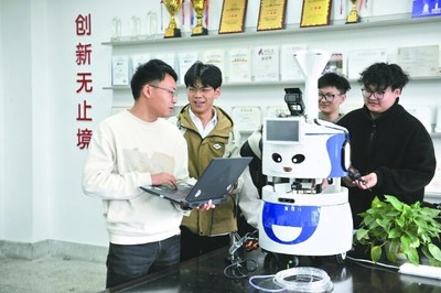 西南石油大學成功研發兩款智能機器人，開啟智能化新篇章