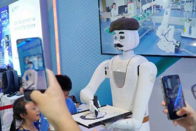 智能機(jī)器人研發(fā)新篇 俯臥撐競(jìng)技與機(jī)器臂畫像，與觀眾頻頻互動(dòng)